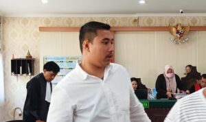 Terdakwa I Kadek Ariawan (28), nahkoda Kapal Bali Dolphin Cruise 2 berjalan ke luar ruang sidang usai mengikuti persidangan dengan agenda pembacaan surat tuntutan di Pengadilan Negeri Denpasar, Bali, Selasa (28/7/2026). Sumber foto: Antara