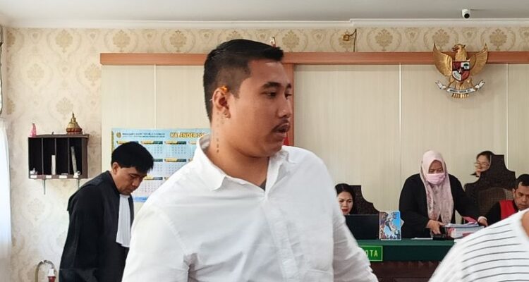 Terdakwa I Kadek Ariawan (28), nahkoda Kapal Bali Dolphin Cruise 2 berjalan ke luar ruang sidang usai mengikuti persidangan dengan agenda pembacaan surat tuntutan di Pengadilan Negeri Denpasar, Bali, Selasa (28/7/2026). Sumber foto: Antara