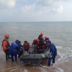 Tim SAR gabungan melakukan evakuasi korban kecelakan kapal KM Kenanga Indah di laut Lubuk Besar, Bangka Tengah, Rabu (29/7/2026). Sumber foto: Antara