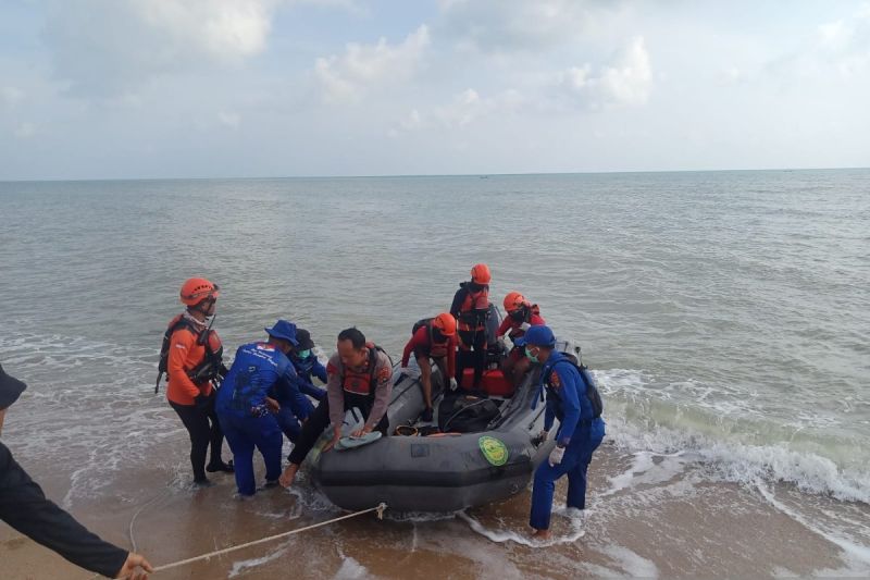 Tim SAR gabungan melakukan evakuasi korban kecelakan kapal KM Kenanga Indah di laut Lubuk Besar, Bangka Tengah, Rabu (29/7/2026). Sumber foto: Antara Tim SAR gabungan melakukan evakuasi korban kecelakan kapal KM Kenanga Indah di laut Lubuk Besar, Bangka Tengah, Rabu (29/7/2026). Sumber foto: Antara