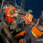 Para penumpang kapal yang terdiri dari warga negara Indonesia dan warga negara asing saat dievakuasi pada Jumat (17/7/2026) pukul 02.45 Wita dini hari, setelah kapal wisata yang mereka tumpangi tenggelam di perairan Kabupaten Bima, Nusa Tenggara Barat pada Kamis (16/7/2026). Sumber foto: Antara
