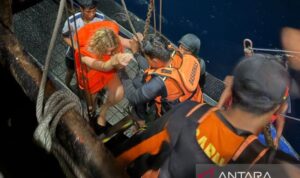 Para penumpang kapal yang terdiri dari warga negara Indonesia dan warga negara asing saat dievakuasi pada Jumat (17/7/2026) pukul 02.45 Wita dini hari, setelah kapal wisata yang mereka tumpangi tenggelam di perairan Kabupaten Bima, Nusa Tenggara Barat pada Kamis (16/7/2026). Sumber foto: Antara Para penumpang kapal yang terdiri dari warga negara Indonesia dan warga negara asing saat dievakuasi pada Jumat (17/7/2026) pukul 02.45 Wita dini hari, setelah kapal wisata yang mereka tumpangi tenggelam di perairan Kabupaten Bima, Nusa Tenggara Barat pada Kamis (16/7/2026). Sumber foto: Antara