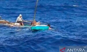 Upaya penyelamatan oleh Tim SAR gabungan terhadap nelayan atas nama Beadin usia 60 tahun yang dilaporkan hilang saat mencari ikan di Perairan Pulau Sangiang, Kabupaten Bima, Nusa Tenggara Barat (NTB). Sumber foto: Antara Upaya penyelamatan oleh Tim SAR gabungan terhadap nelayan atas nama Beadin usia 60 tahun yang dilaporkan hilang saat mencari ikan di Perairan Pulau Sangiang, Kabupaten Bima, Nusa Tenggara Barat (NTB). Sumber foto: Antara