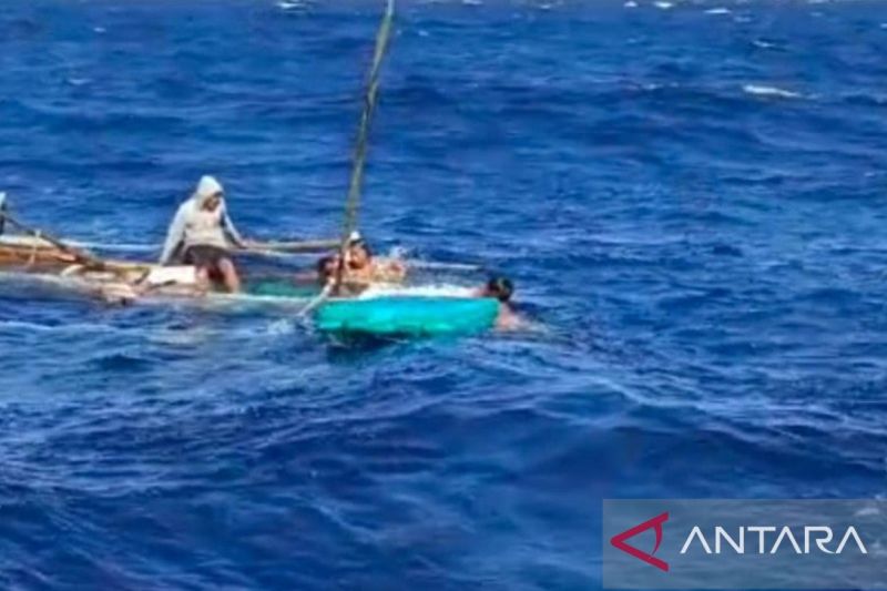 Upaya penyelamatan oleh Tim SAR gabungan terhadap nelayan atas nama Beadin usia 60 tahun yang dilaporkan hilang saat mencari ikan di Perairan Pulau Sangiang, Kabupaten Bima, Nusa Tenggara Barat (NTB). Sumber foto: Antara Upaya penyelamatan oleh Tim SAR gabungan terhadap nelayan atas nama Beadin usia 60 tahun yang dilaporkan hilang saat mencari ikan di Perairan Pulau Sangiang, Kabupaten Bima, Nusa Tenggara Barat (NTB). Sumber foto: Antara