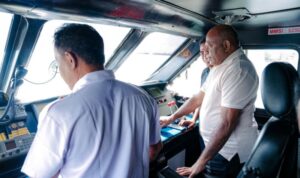 Gubernur Papua, Matius D. Fakhiri saat mencoba transportasi laut di luar Papua. Foto Antara