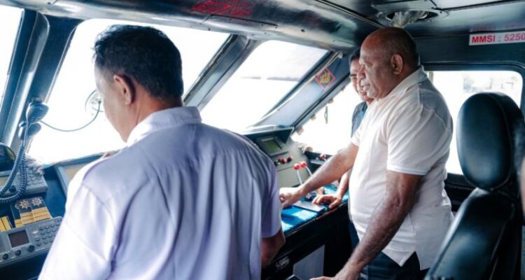 Gubernur Papua, Matius D. Fakhiri saat mencoba transportasi laut di luar Papua. Foto Antara