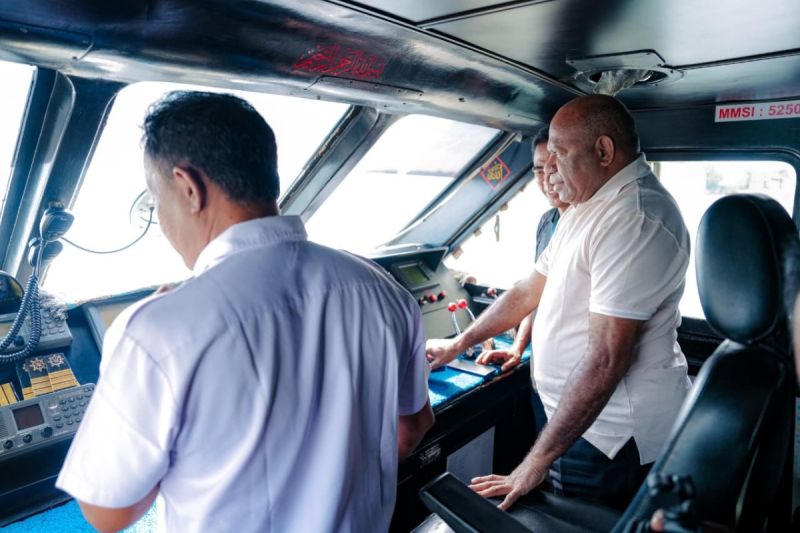 Gubernur Papua, Matius D. Fakhiri saat mencoba transportasi laut di luar Papua. Foto Antara Gubernur Papua, Matius D. Fakhiri saat mencoba transportasi laut di luar Papua. Foto Antara