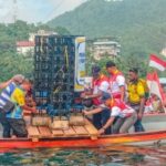 Walikota Jayapura, Abisai Rollo bersama Kadis Perikanan Matheys Sibi saat melepas rumah ikan di perairan Kampung Tahima Soroma atau Kayo Pulau, Kota Jayapura, Papua, Sabtu (25/7). Sumber foto: Antara