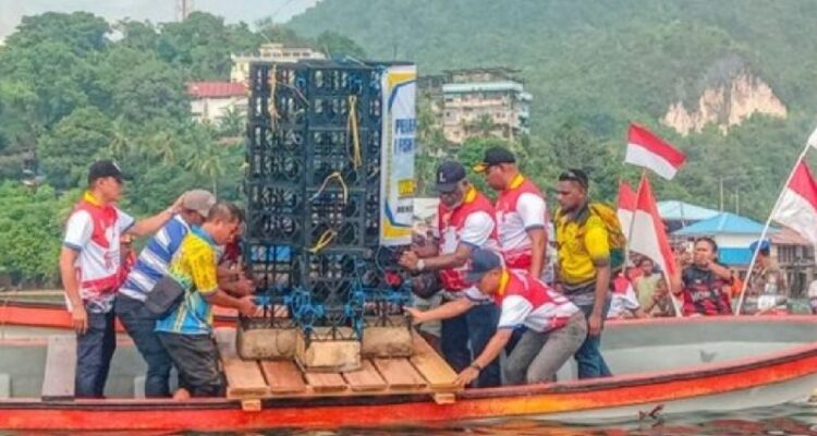 Walikota Jayapura, Abisai Rollo bersama Kadis Perikanan Matheys Sibi saat melepas rumah ikan di perairan Kampung Tahima Soroma atau Kayo Pulau, Kota Jayapura, Papua, Sabtu (25/7). Sumber foto: Antara