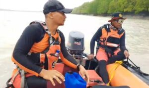 Tim SAR gabungan saat menyusuri Sungai Maro Merauke guna mencari korban Abdul Rozak yang terjatuh ke sungai. Foto Antara Tim SAR gabungan saat menyusuri Sungai Maro Merauke guna mencari korban Abdul Rozak yang terjatuh ke sungai. Foto Antara