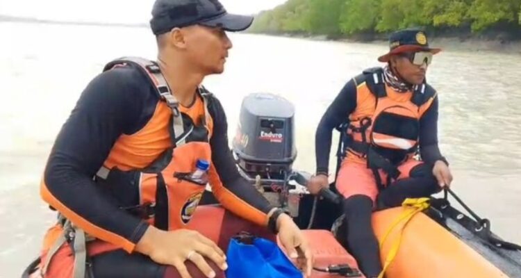 Tim SAR gabungan saat menyusuri Sungai Maro Merauke guna mencari korban Abdul Rozak yang terjatuh ke sungai. Foto Antara