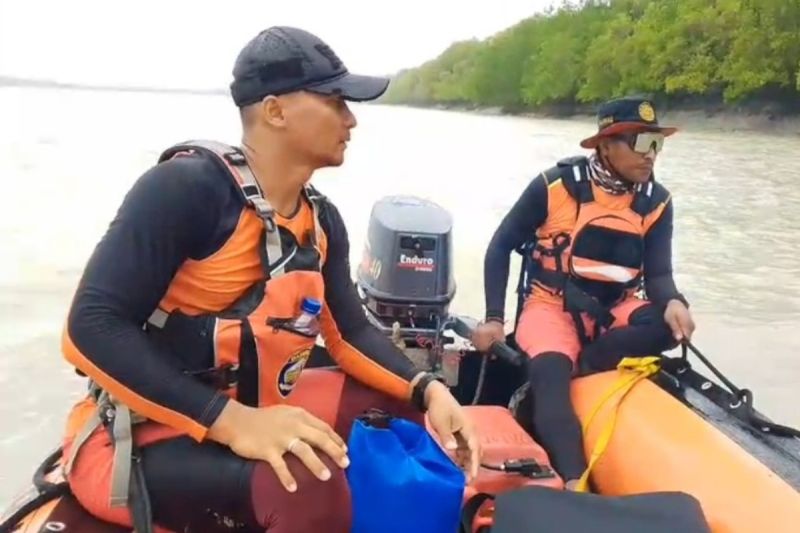 Tim SAR gabungan saat menyusuri Sungai Maro Merauke guna mencari korban Abdul Rozak yang terjatuh ke sungai. Foto Antara Tim SAR gabungan saat menyusuri Sungai Maro Merauke guna mencari korban Abdul Rozak yang terjatuh ke sungai. Foto Antara