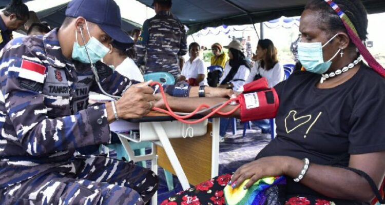 Warga Arso, Kabupaten Keerom, perbatasan RI-PNG, saat memeriksakan kesehatannya dalam baksos yang dilaksanakan Kodaeral X. Foto Antara