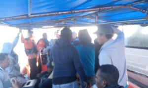 Sebanyak 14 penumpang sebuah speedboat yang mengalami mati mesin sekitar Perairan Desa Gomar, Kecamatan Aru Selatan Utara di Kabupaten Kepulauan Aru berhasil dievakuasi tim SAR Gabungan dari Desa Erersin, Kecamatan Aru Selatan Timu, Minggu, (12/7). Foto Antara