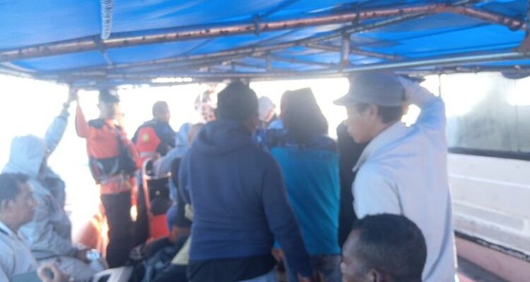 Sebanyak 14 penumpang sebuah speedboat yang mengalami mati mesin sekitar Perairan Desa Gomar, Kecamatan Aru Selatan Utara di Kabupaten Kepulauan Aru berhasil dievakuasi tim SAR Gabungan dari Desa Erersin, Kecamatan Aru Selatan Timu, Minggu, (12/7). Foto Antara
