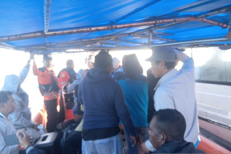 Sebanyak 14 penumpang sebuah speedboat yang mengalami mati mesin sekitar Perairan Desa Gomar, Kecamatan Aru Selatan Utara di Kabupaten Kepulauan Aru berhasil dievakuasi tim SAR Gabungan dari Desa Erersin, Kecamatan Aru Selatan Timu, Minggu, (12/7). Foto Antara Sebanyak 14 penumpang sebuah speedboat yang mengalami mati mesin sekitar Perairan Desa Gomar, Kecamatan Aru Selatan Utara di Kabupaten Kepulauan Aru berhasil dievakuasi tim SAR Gabungan dari Desa Erersin, Kecamatan Aru Selatan Timu, Minggu, (12/7). Foto Antara