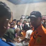 Anggota Tim SAR Gabungan menyerahkan korban Thomas Kadung (42) yang meninggal dunia saat longboat berpenumpang 14 orang yang ditumpanginya tenggelam sekitar perairan antara Pulau Sera dan Pulau Selu di Kabupaten Kepulauan Tanimbar pada Rabu, (8/7). Foto Antara