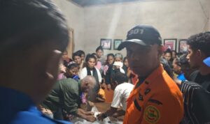 Anggota Tim SAR Gabungan menyerahkan korban Thomas Kadung (42) yang meninggal dunia saat longboat berpenumpang 14 orang yang ditumpanginya tenggelam sekitar perairan antara Pulau Sera dan Pulau Selu di Kabupaten Kepulauan Tanimbar pada Rabu, (8/7). Foto Antara Anggota Tim SAR Gabungan menyerahkan korban Thomas Kadung (42) yang meninggal dunia saat longboat berpenumpang 14 orang yang ditumpanginya tenggelam sekitar perairan antara Pulau Sera dan Pulau Selu di Kabupaten Kepulauan Tanimbar pada Rabu, (8/7). Foto Antara