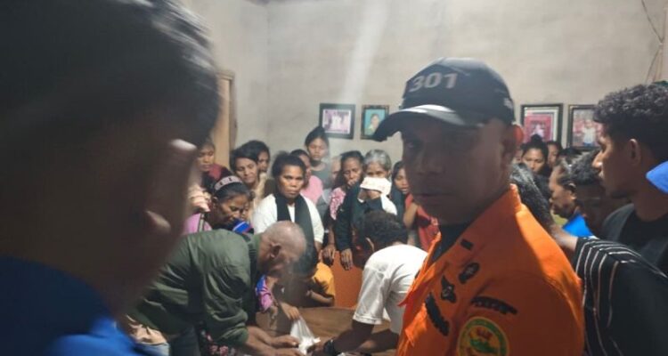 Anggota Tim SAR Gabungan menyerahkan korban Thomas Kadung (42) yang meninggal dunia saat longboat berpenumpang 14 orang yang ditumpanginya tenggelam sekitar perairan antara Pulau Sera dan Pulau Selu di Kabupaten Kepulauan Tanimbar pada Rabu, (8/7). Foto Antara