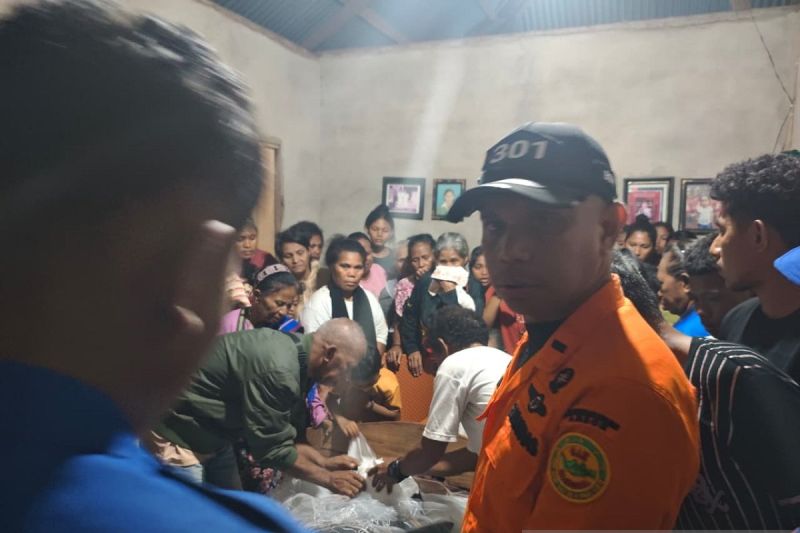 Anggota Tim SAR Gabungan menyerahkan korban Thomas Kadung (42) yang meninggal dunia saat longboat berpenumpang 14 orang yang ditumpanginya tenggelam sekitar perairan antara Pulau Sera dan Pulau Selu di Kabupaten Kepulauan Tanimbar pada Rabu, (8/7). Foto Antara Anggota Tim SAR Gabungan menyerahkan korban Thomas Kadung (42) yang meninggal dunia saat longboat berpenumpang 14 orang yang ditumpanginya tenggelam sekitar perairan antara Pulau Sera dan Pulau Selu di Kabupaten Kepulauan Tanimbar pada Rabu, (8/7). Foto Antara