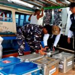 Proses distribusi uang tunai dari KRI Beladau-643 ke perairan Subi, Natuna, Kepri, Ahad. Foto Antara