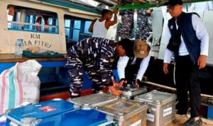 Proses distribusi uang tunai dari KRI Beladau-643 ke perairan Subi, Natuna, Kepri, Ahad. Foto Antara Proses distribusi uang tunai dari KRI Beladau-643 ke perairan Subi, Natuna, Kepri, Ahad. Foto Antara