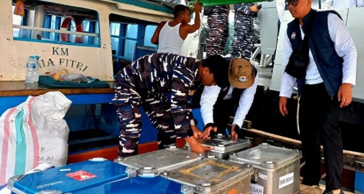 Proses distribusi uang tunai dari KRI Beladau-643 ke perairan Subi, Natuna, Kepri, Ahad. Foto Antara