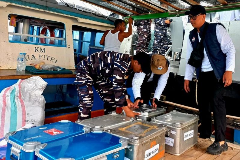 Proses distribusi uang tunai dari KRI Beladau-643 ke perairan Subi, Natuna, Kepri, Ahad. Foto Antara Proses distribusi uang tunai dari KRI Beladau-643 ke perairan Subi, Natuna, Kepri, Ahad. Foto Antara