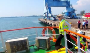 Anggota DPR DPR RI Erna Sari Dewi meninjau langsung pembenahan alur Pelabuhan Pulau Baai Kota Bengkulu, Provinsi Bengkulu di Bengkulu, Selasa. Sumber foto: Antara