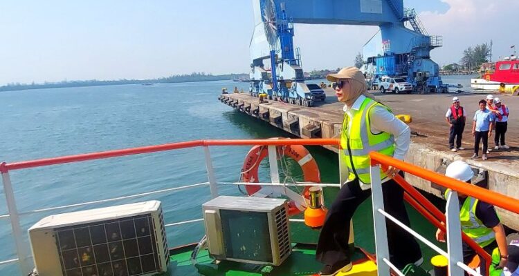 Anggota DPR DPR RI Erna Sari Dewi meninjau langsung pembenahan alur Pelabuhan Pulau Baai Kota Bengkulu, Provinsi Bengkulu di Bengkulu, Selasa. Sumber foto: Antara