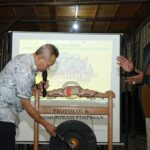 Bupati Sigi Moh Rizal Intjenae (kiri) saat memukul gong tanda dimulainya kick off Festival Danau Lindu tahun 2026 di Kecamatan Lindu, Kabupaten Sigi, Sulawesi Tengah (Sulteng). Foto Antara