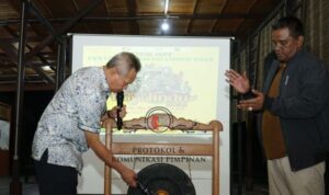 Bupati Sigi Moh Rizal Intjenae (kiri) saat memukul gong tanda dimulainya kick off Festival Danau Lindu tahun 2026 di Kecamatan Lindu, Kabupaten Sigi, Sulawesi Tengah (Sulteng). Foto Antara Bupati Sigi Moh Rizal Intjenae (kiri) saat memukul gong tanda dimulainya kick off Festival Danau Lindu tahun 2026 di Kecamatan Lindu, Kabupaten Sigi, Sulawesi Tengah (Sulteng). Foto Antara