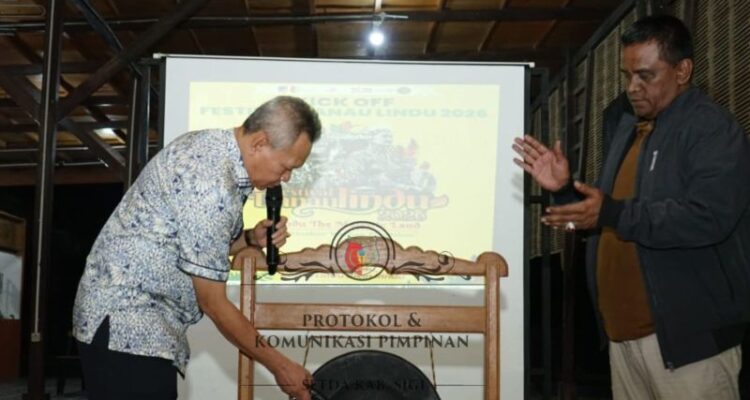 Bupati Sigi Moh Rizal Intjenae (kiri) saat memukul gong tanda dimulainya kick off Festival Danau Lindu tahun 2026 di Kecamatan Lindu, Kabupaten Sigi, Sulawesi Tengah (Sulteng). Foto Antara