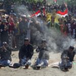 Empat tokoh adat melakukan ritual jelang prosesi melarung ancak berisi aneka hasil bumi dan hasil laut menggunakan rakit di perairan Pantai Sidem, Teluk Popoh, Tulungagung, Jawa Timur, Minggu (12/7/2026). Tradisi Larung Sembonyo dalam rangkaian Grebeg Suro tersebut merupakan ungkapan rasa syukur masyarakat nelayan kepada Tuhan Yang Maha Esa atas hasil laut sekaligus menjadi bagian dari kearifan budaya pesisir yang terus dilestarikan untuk memperkuat identitas masyarakat maritim dan mendukung pengembangan pariwisata daerah. Foto Antara