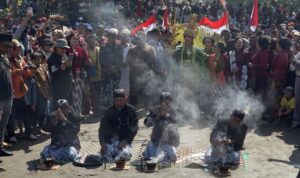 Empat tokoh adat melakukan ritual jelang prosesi melarung ancak berisi aneka hasil bumi dan hasil laut menggunakan rakit di perairan Pantai Sidem, Teluk Popoh, Tulungagung, Jawa Timur, Minggu (12/7/2026). Tradisi Larung Sembonyo dalam rangkaian Grebeg Suro tersebut merupakan ungkapan rasa syukur masyarakat nelayan kepada Tuhan Yang Maha Esa atas hasil laut sekaligus menjadi bagian dari kearifan budaya pesisir yang terus dilestarikan untuk memperkuat identitas masyarakat maritim dan mendukung pengembangan pariwisata daerah. Foto Antara Empat tokoh adat melakukan ritual jelang prosesi melarung ancak berisi aneka hasil bumi dan hasil laut menggunakan rakit di perairan Pantai Sidem, Teluk Popoh, Tulungagung, Jawa Timur, Minggu (12/7/2026). Tradisi Larung Sembonyo dalam rangkaian Grebeg Suro tersebut merupakan ungkapan rasa syukur masyarakat nelayan kepada Tuhan Yang Maha Esa atas hasil laut sekaligus menjadi bagian dari kearifan budaya pesisir yang terus dilestarikan untuk memperkuat identitas masyarakat maritim dan mendukung pengembangan pariwisata daerah. Foto Antara