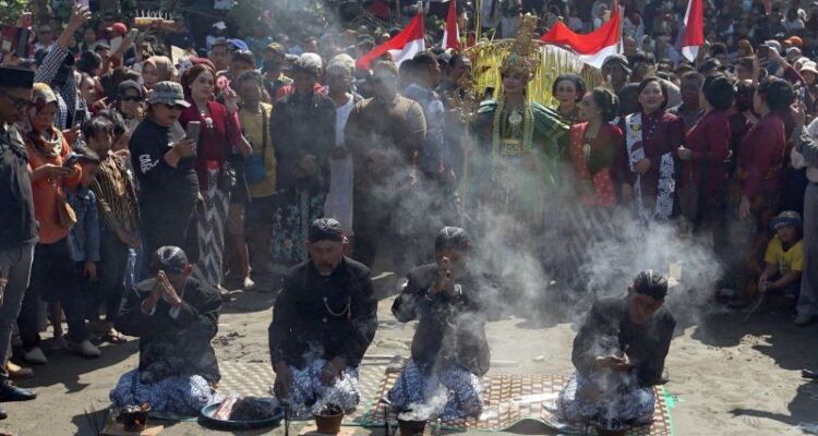 Empat tokoh adat melakukan ritual jelang prosesi melarung ancak berisi aneka hasil bumi dan hasil laut menggunakan rakit di perairan Pantai Sidem, Teluk Popoh, Tulungagung, Jawa Timur, Minggu (12/7/2026). Tradisi Larung Sembonyo dalam rangkaian Grebeg Suro tersebut merupakan ungkapan rasa syukur masyarakat nelayan kepada Tuhan Yang Maha Esa atas hasil laut sekaligus menjadi bagian dari kearifan budaya pesisir yang terus dilestarikan untuk memperkuat identitas masyarakat maritim dan mendukung pengembangan pariwisata daerah. Foto Antara