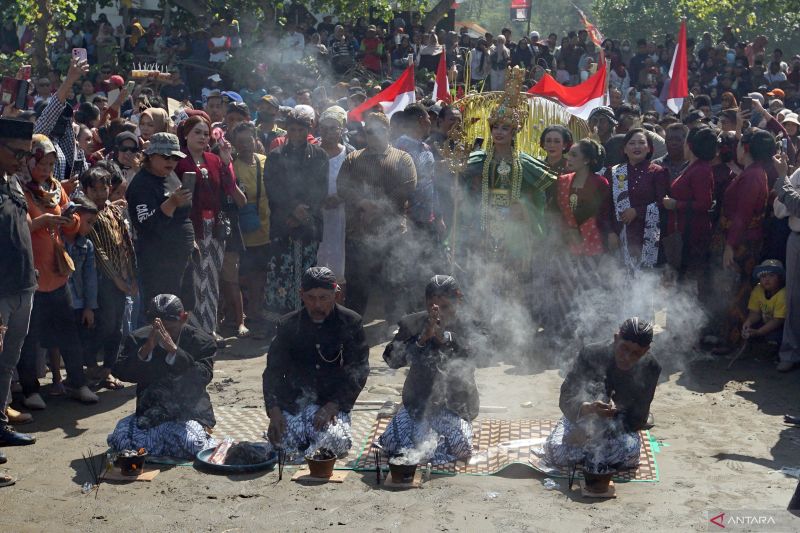 Empat tokoh adat melakukan ritual jelang prosesi melarung ancak berisi aneka hasil bumi dan hasil laut menggunakan rakit di perairan Pantai Sidem, Teluk Popoh, Tulungagung, Jawa Timur, Minggu (12/7/2026). Tradisi Larung Sembonyo dalam rangkaian Grebeg Suro tersebut merupakan ungkapan rasa syukur masyarakat nelayan kepada Tuhan Yang Maha Esa atas hasil laut sekaligus menjadi bagian dari kearifan budaya pesisir yang terus dilestarikan untuk memperkuat identitas masyarakat maritim dan mendukung pengembangan pariwisata daerah. Foto Antara Empat tokoh adat melakukan ritual jelang prosesi melarung ancak berisi aneka hasil bumi dan hasil laut menggunakan rakit di perairan Pantai Sidem, Teluk Popoh, Tulungagung, Jawa Timur, Minggu (12/7/2026). Tradisi Larung Sembonyo dalam rangkaian Grebeg Suro tersebut merupakan ungkapan rasa syukur masyarakat nelayan kepada Tuhan Yang Maha Esa atas hasil laut sekaligus menjadi bagian dari kearifan budaya pesisir yang terus dilestarikan untuk memperkuat identitas masyarakat maritim dan mendukung pengembangan pariwisata daerah. Foto Antara