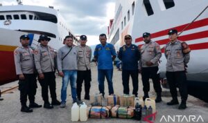 Personel Polsek KPYS Ambon berhasil menyita sebanyak 130 liter minuman keras tradisional ilegal jenis sopi dari penumpang kapal di Ambon, Senin (20/7/2026). Sumber Foto: Antara Personel Polsek KPYS Ambon berhasil menyita sebanyak 130 liter minuman keras tradisional ilegal jenis sopi dari penumpang kapal di Ambon, Senin (20/7/2026). Sumber Foto: Antara