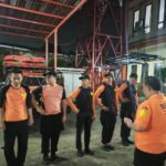 Personel Badan Nasional Pencarian dan Pertolongan (Basarnas) mengikuti briefing sebelum melaksanakan pencarian korban tenggelam di Waduk Saguling, Bandung Barat, pada Sabtu (4/7/2026) malam. Foto Antara