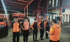 Personel Badan Nasional Pencarian dan Pertolongan (Basarnas) mengikuti briefing sebelum melaksanakan pencarian korban tenggelam di Waduk Saguling, Bandung Barat, pada Sabtu (4/7/2026) malam. Foto Antara