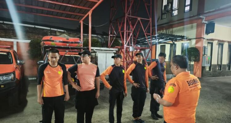 Personel Badan Nasional Pencarian dan Pertolongan (Basarnas) mengikuti briefing sebelum melaksanakan pencarian korban tenggelam di Waduk Saguling, Bandung Barat, pada Sabtu (4/7/2026) malam. Foto Antara