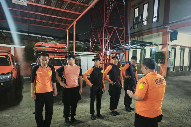 Personel Badan Nasional Pencarian dan Pertolongan (Basarnas) mengikuti briefing sebelum melaksanakan pencarian korban tenggelam di Waduk Saguling, Bandung Barat, pada Sabtu (4/7/2026) malam. Foto Antara