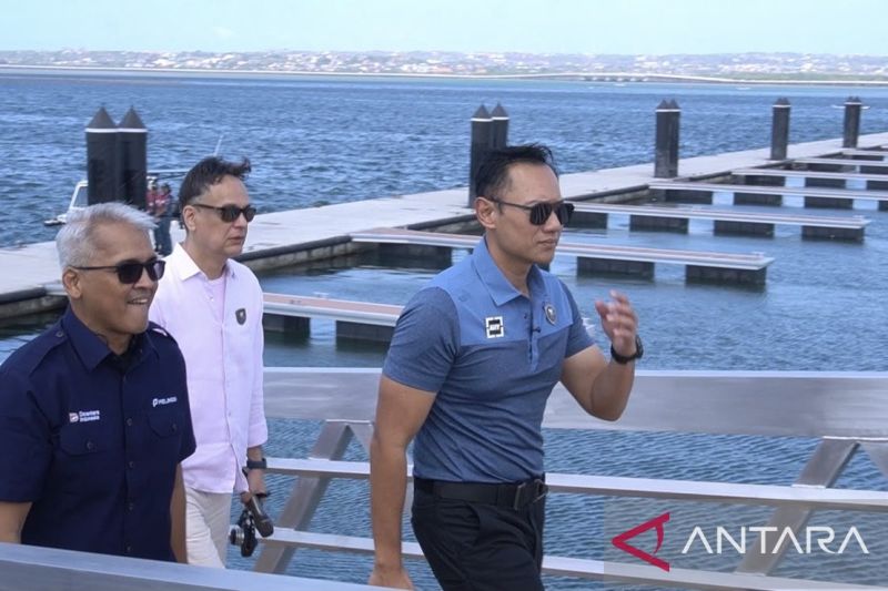 Menteri Koordinator Bidang Infrastruktur dan Pembangunan Kewilayahan Agus Harimurti Yudhoyono (AHY) tinjau pengembangan marina di Pelabuhan Benoa, Denpasar, Selasa (21/7/2026). Sumber foto: Antara Menteri Koordinator Bidang Infrastruktur dan Pembangunan Kewilayahan Agus Harimurti Yudhoyono (AHY) tinjau pengembangan marina di Pelabuhan Benoa, Denpasar, Selasa (21/7/2026). Sumber foto: Antara