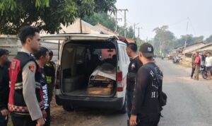 Tim SAR gabungan saat berhasil mengevakuasi seorang nelayan yang tenggelam di Waduk. Sumber foto: Antara Tim SAR gabungan saat berhasil mengevakuasi seorang nelayan yang tenggelam di Waduk. Sumber foto: Antara