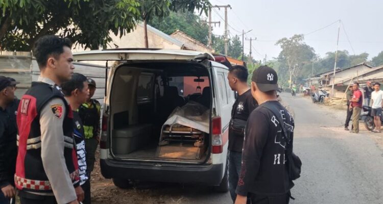 Tim SAR gabungan saat berhasil mengevakuasi seorang nelayan yang tenggelam di Waduk. Sumber foto: Antara