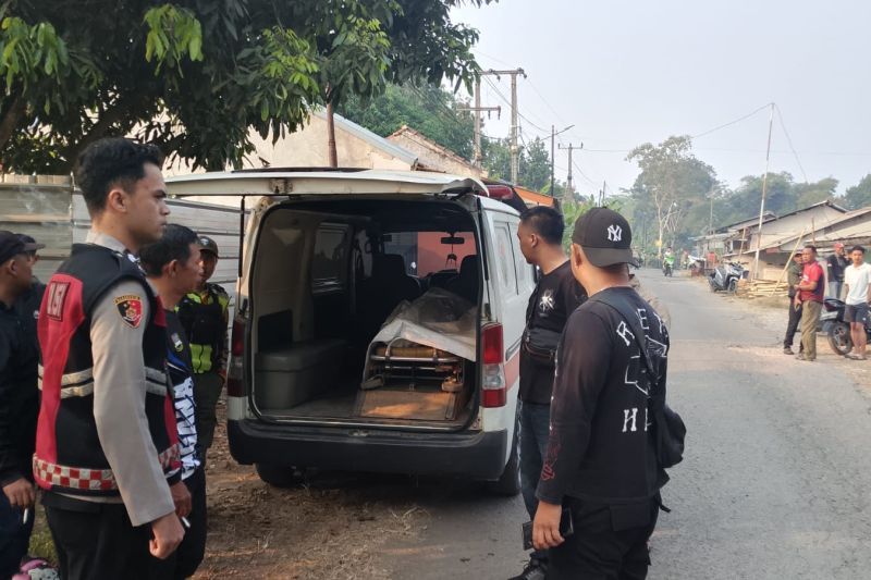 Tim SAR gabungan saat berhasil mengevakuasi seorang nelayan yang tenggelam di Waduk. Sumber foto: Antara Tim SAR gabungan saat berhasil mengevakuasi seorang nelayan yang tenggelam di Waduk. Sumber foto: Antara