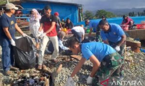 Personel Lanud Pattimura Ambon membersihkan Pantai Laha Ambon, Minggu (19/7/2026). Sumber foto: Antara Personel Lanud Pattimura Ambon membersihkan Pantai Laha Ambon, Minggu (19/7/2026). Sumber foto: Antara