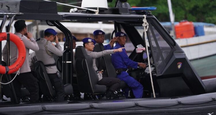 Kapolda Sultra Himawan Bayu Aji saat melakukan patroli di wilayah Perairan Sulawesi Tenggara, Jumat (10/7/2026). Foto Antara
