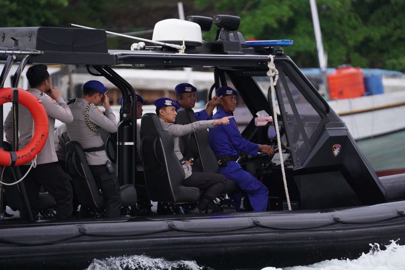 Kapolda Sultra Himawan Bayu Aji saat melakukan patroli di wilayah Perairan Sulawesi Tenggara, Jumat (10/7/2026). Foto Antara