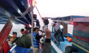 Petugas mengevakuasi penumpang kapal KM Sumber Rezeki yang mengalami mati mesin di perairan Pulau Lancang pada Minggu (12/7/2026). Foto Antara